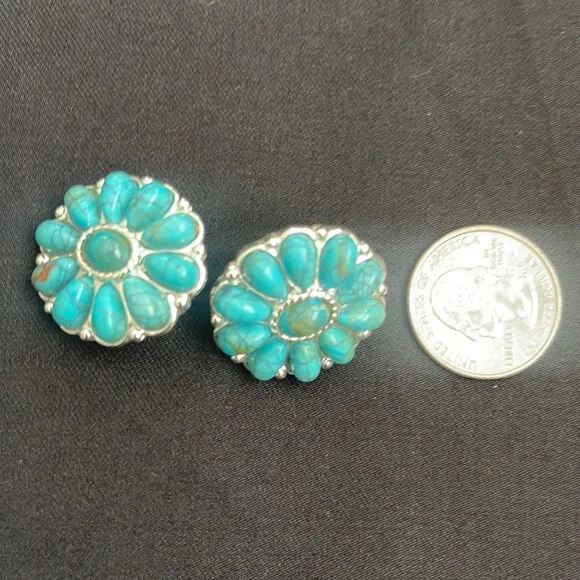 ⭐️Beautiful Bohemian Turquoise Flower Earrings -Rare Find - Picture 2 of 3